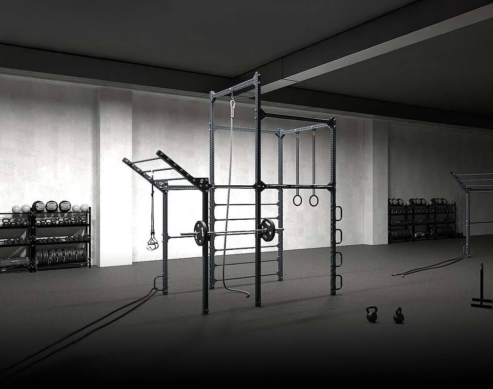 Attrezzatura fitness professionale per allenamenti calistenici in palestra moderna.