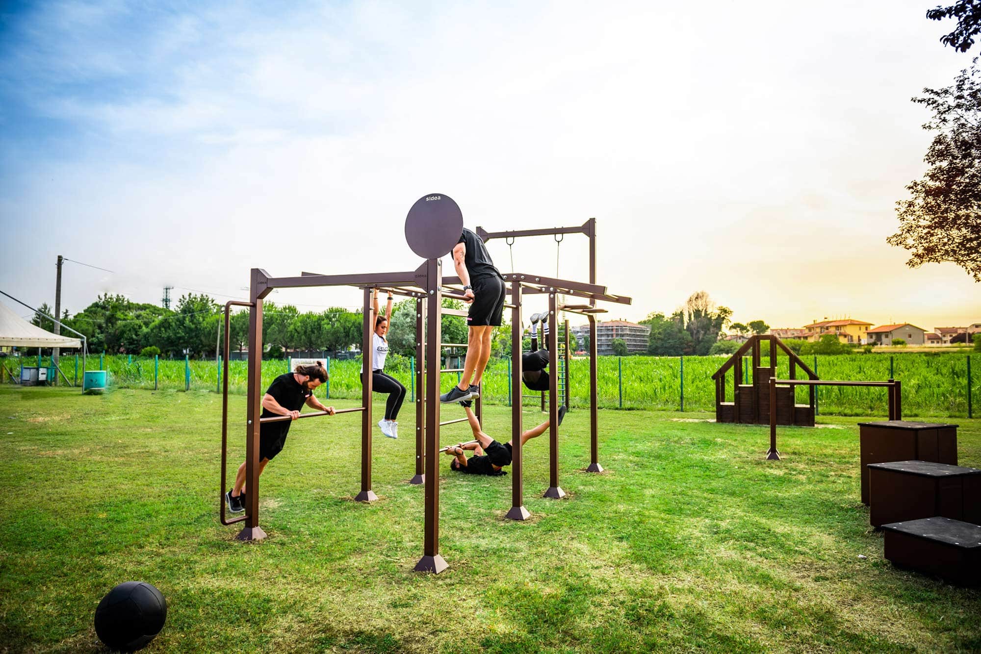 Public-Island-rack-allenamento-spazi-pubblici-struttura-outdoor-calisthenics-functional-training-funzionale-sospensione-parchi-spiagge-plateau-cemento