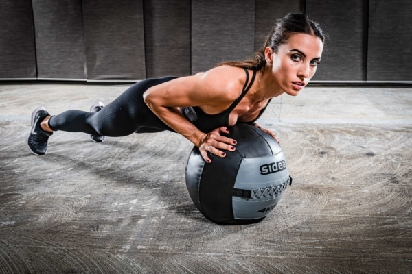 Ejercicios-gigante-med-ball-med-push-up-top-5-sidea-wall