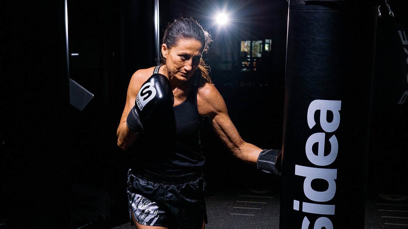 simona galassi colpisce strikeback punching bag