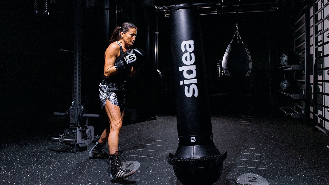 simona galassi strikeback saco de boxeo