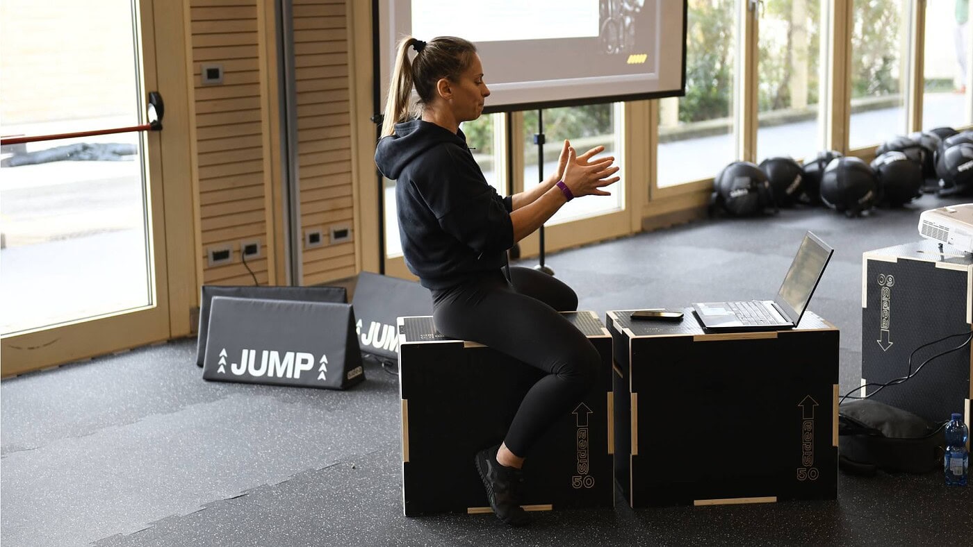 Allenamento funzionale con istruttrice in palestra, attrezzature fitness professionale per migliorare la performance e la forma fisica. Soluzioni di alta qualità per centri fitness e personal trainer.