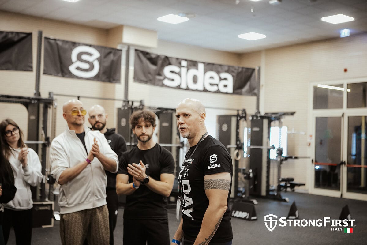 Allenamento di gruppo con attrezzature fitness professionali presso Sidea, con trainer e partecipanti, per migliorare salute, forza e benessere in un ambiente motivante.