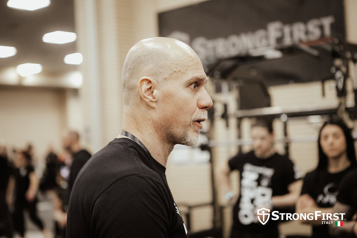 Allenamento di un istruttore di fitness professionale in palestra, con attrezzature di alta qualità per allenamenti intensi, promuovendo salute e benessere.