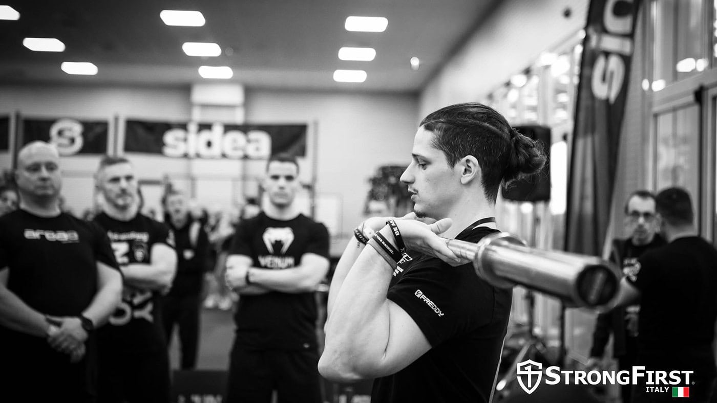 Immagine di un allenamento con attrezzature fitness professionali in palestra, con un istruttore che mostra esercizi personalizzati ai clienti.