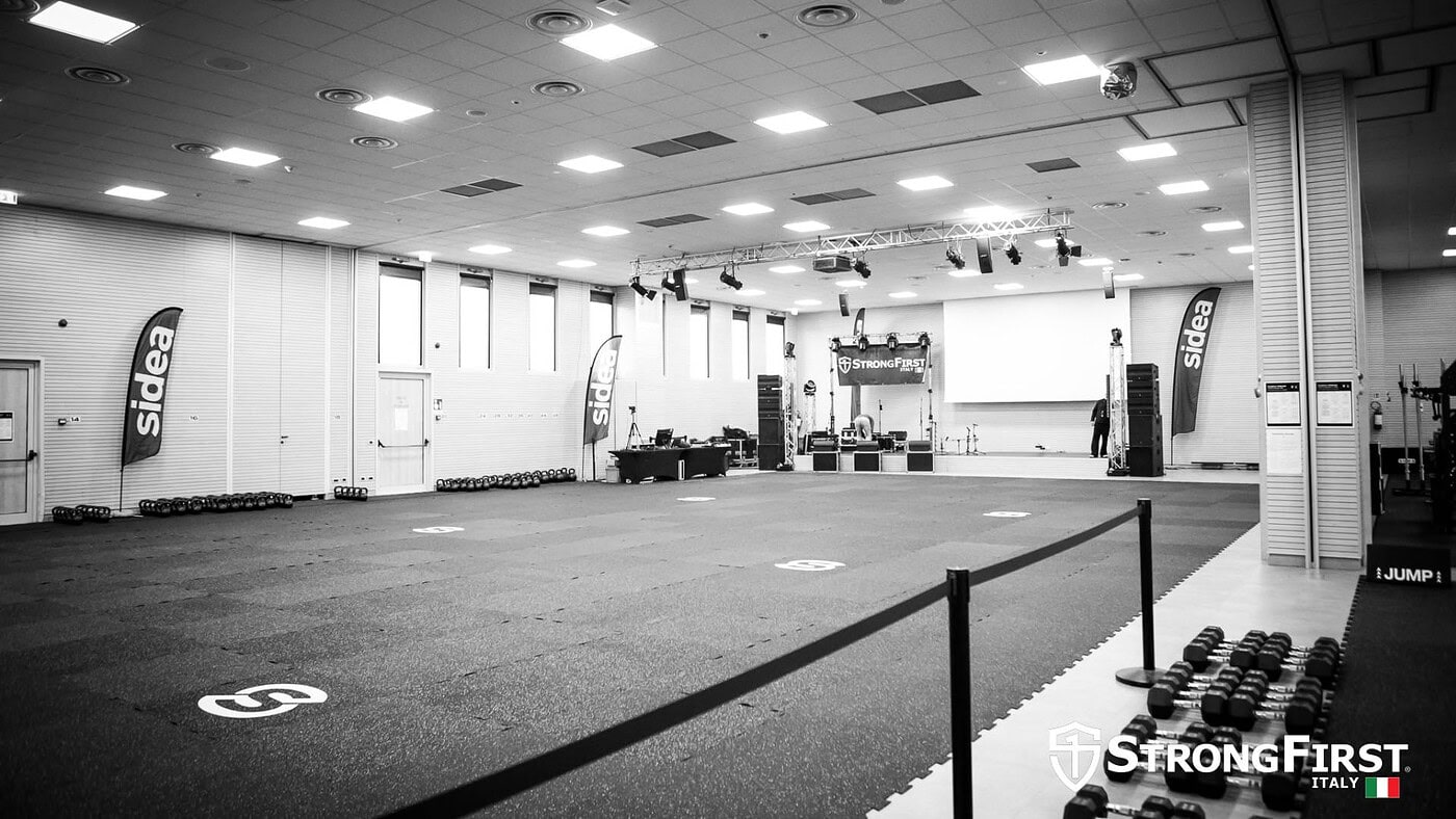 Attrezzatura fitness professionale in palestra moderna, ideale per allenamenti personalizzati e programmi di forza, con spazi ampi e attrezzature di alta qualità.