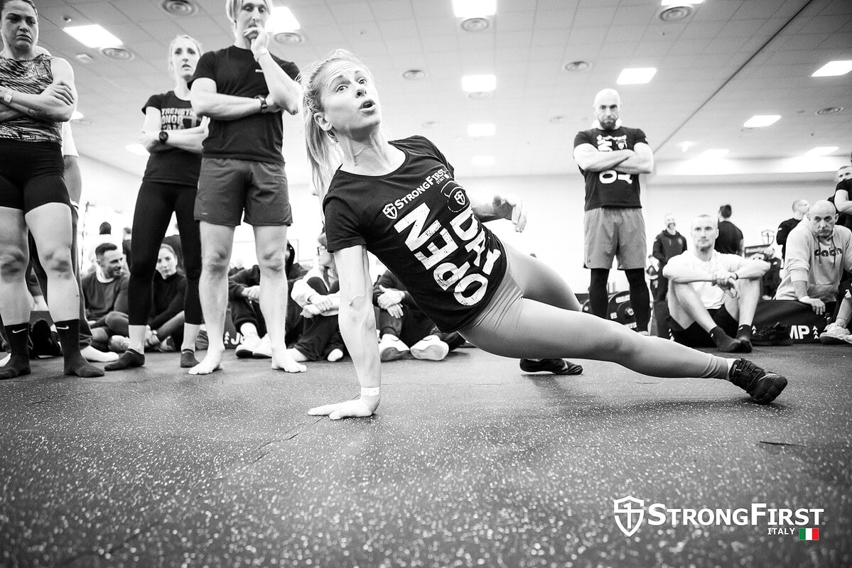Allenamento funzionale con attrezzature professionali per fitness e crossfit in palestra.