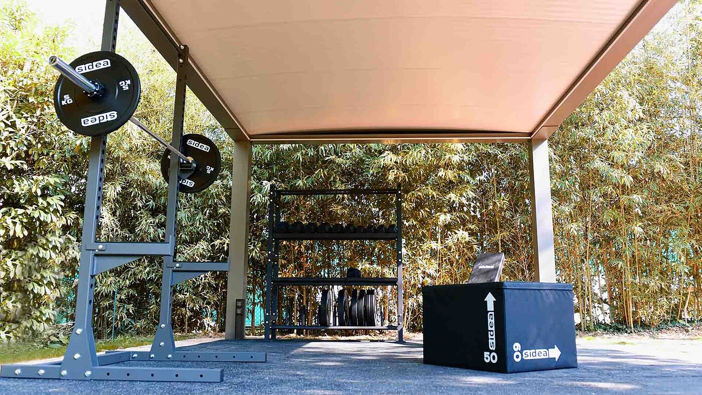 Équipement de fitness professionnel pour l'extérieur, idéal pour l'entraînement en plein air grâce à des structures robustes et résistantes aux intempéries. Solution idéale pour les centres de remise en forme et les espaces publics.