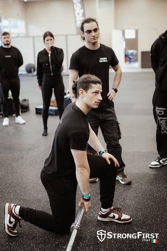 Attrezzatura fitness professionale per allenamento 3D, focus sulla forza e la resistenza, in palestra moderna.