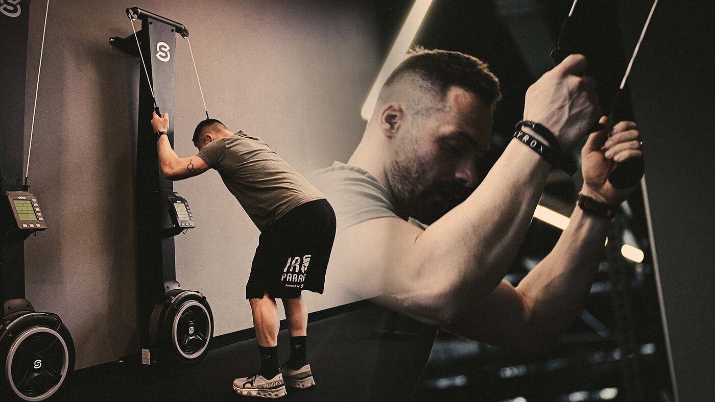 Allenamento di resistenza con cavi e pesi, focalizzato sulla forza e sulla muscolatura, ideale per migliorare la performance fisica e prepararsi alle competizioni di fitness come HYROX.