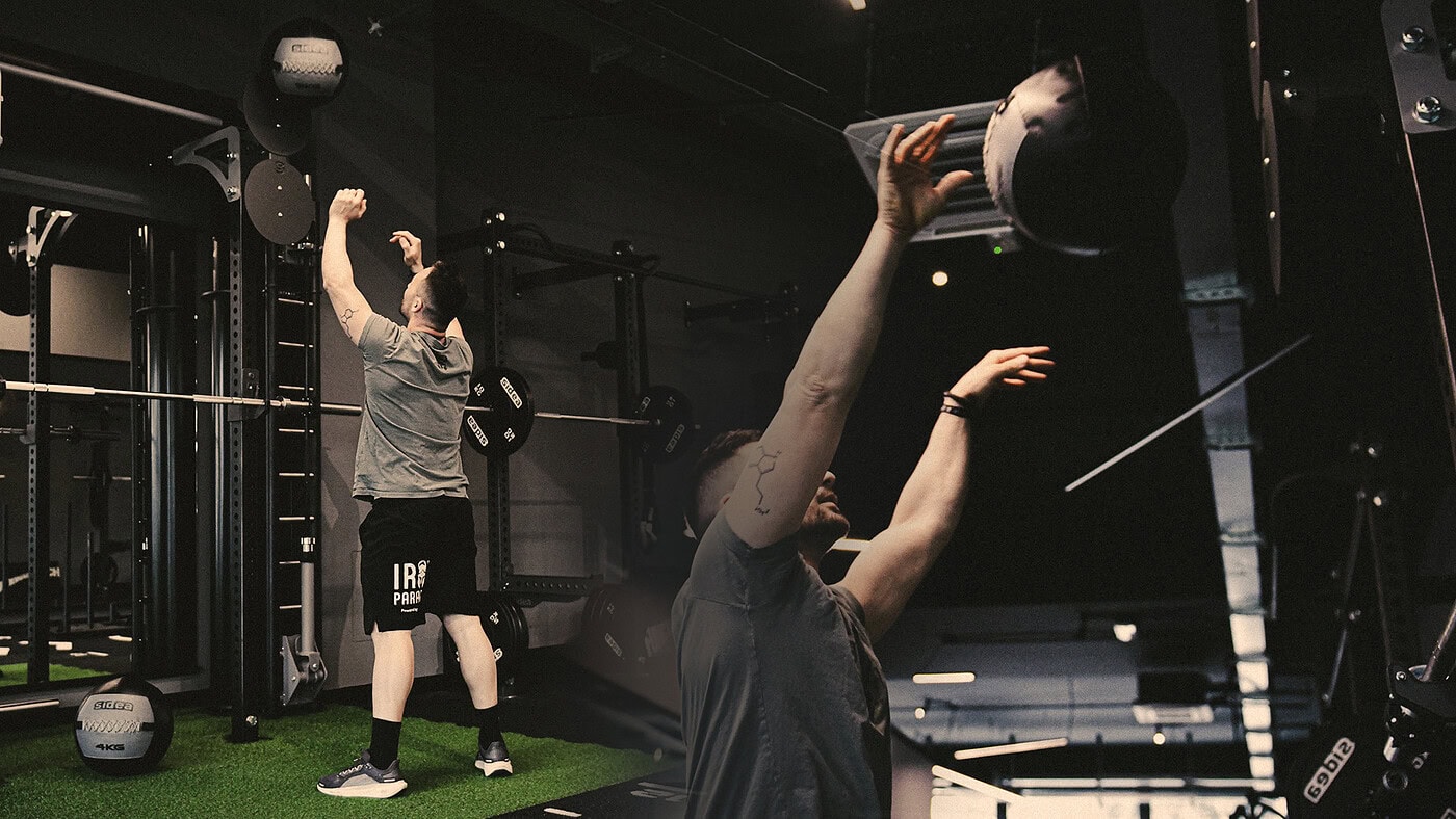 Attrezzatura fitness professionale per allenamenti intensivi e performance ibride, ideale per allenamenti di forza e resistenza in palestra.