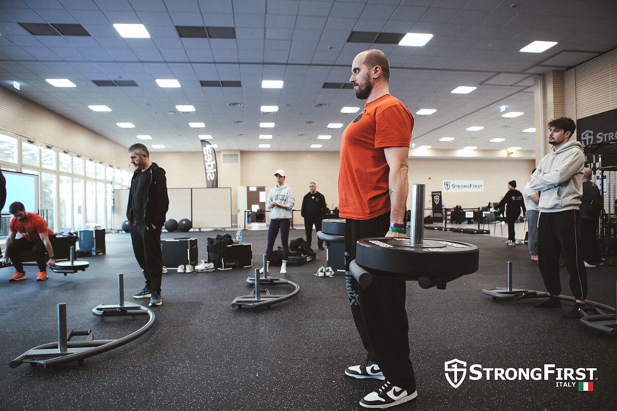 Allenamento con attrezzature fitness professionale per sviluppare la forza e la resistenza muscolare, in un ambiente moderno e attrezzato.