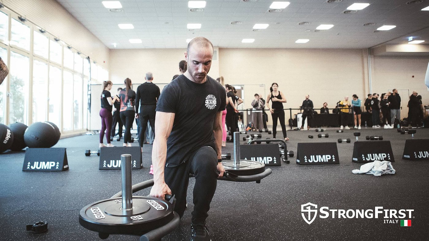 Uomo che utilizza attrezzatura fitness professionale per allenamento 3D in palestra, promuovendo tecniche innovative di forza e resistenza.