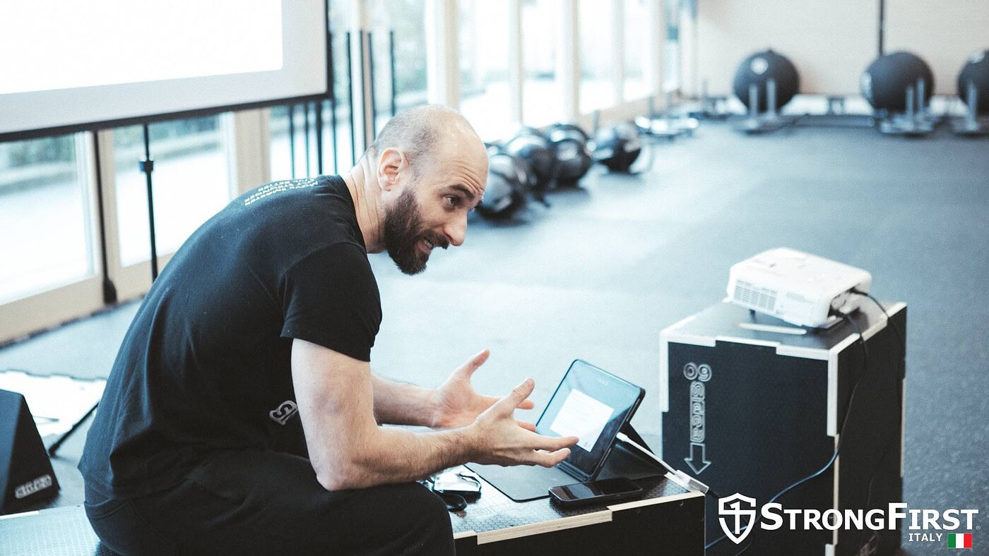 Uomo che utilizza attrezzature fitness professionali in palestra moderna, evidenziando l'importanza di tecnologie avanzate per l'allenamento 3D e la forza muscolare.