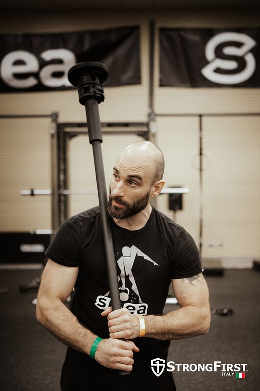 Uomo con attrezzatura fitness professionale durante allenamento 3D, focus su forza e tecnologia avanzata, in palestra Sidea, leader in attrezzature fitness di alta qualità.