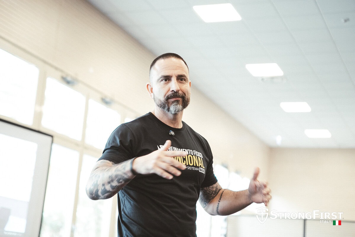 Attrezzatura fitness professionale per allenamenti di forza e potenza, ideale per centri sportivi e palestre di alta qualità.