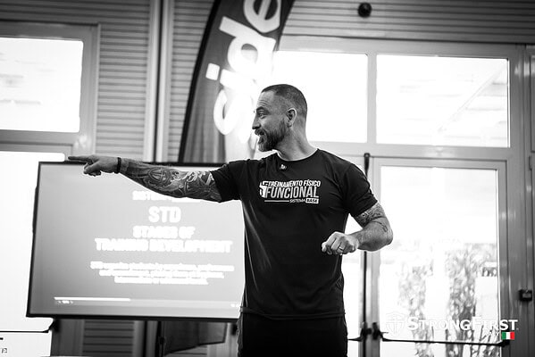Fitnesstechniker während des StrongFirst Summit 2026 in Cesena, Italien, mit hochwertigen Geräten für Kraft- und Funktionstraining.