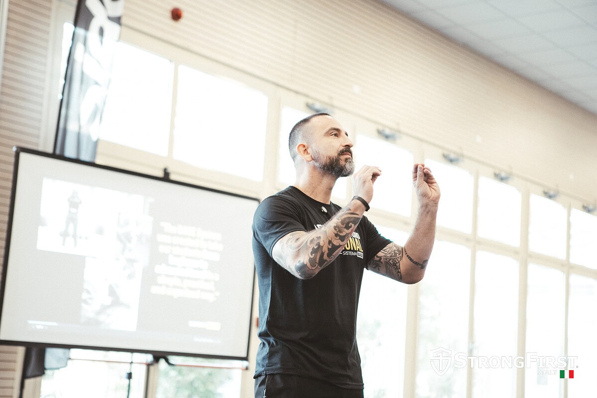 Attrezzatura fitness professionale per allenamenti di forza e potenza, ideale per eventi come il StrongFirst Summit of Strength 2026 a Cesena, con il sistema BASE di Tiago Proença.
