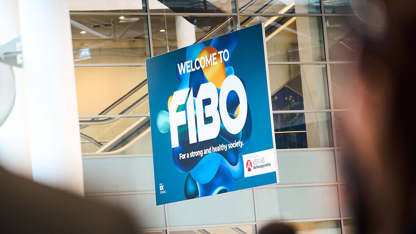 Panneau d'accueil FIBO 2026 avec logo et message de bienvenue, représentant l'événement international dédié aux équipements professionnels de fitness et de bien-être.
