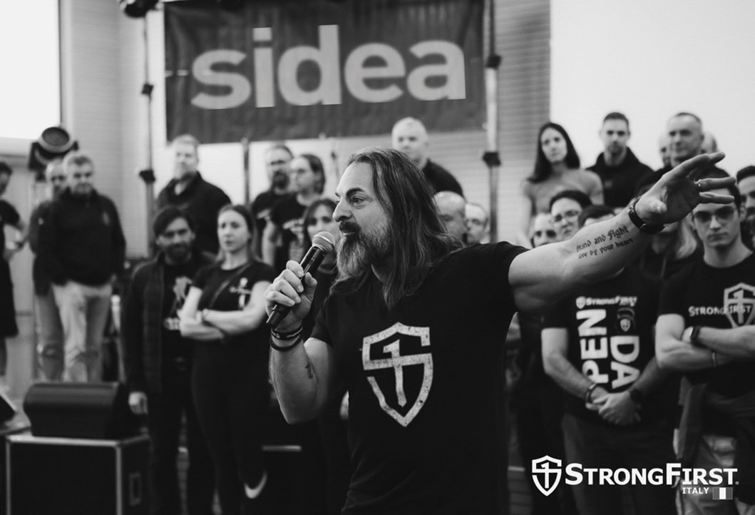 Presentatore durante FIBO 2026 che illustra attrezzature fitness professionali Sidea a un pubblico di appassionati e operatori del settore.