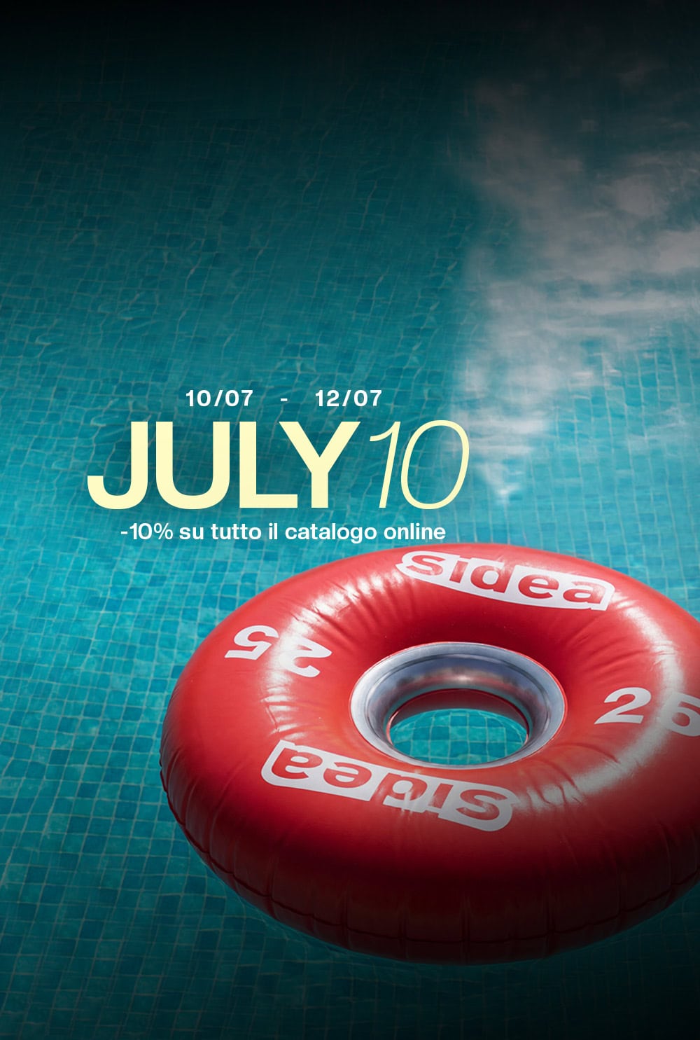 Roter Schwimmring Sidea für das Wassertraining im Schwimmbad, Sommeraktion am 10. Juli.