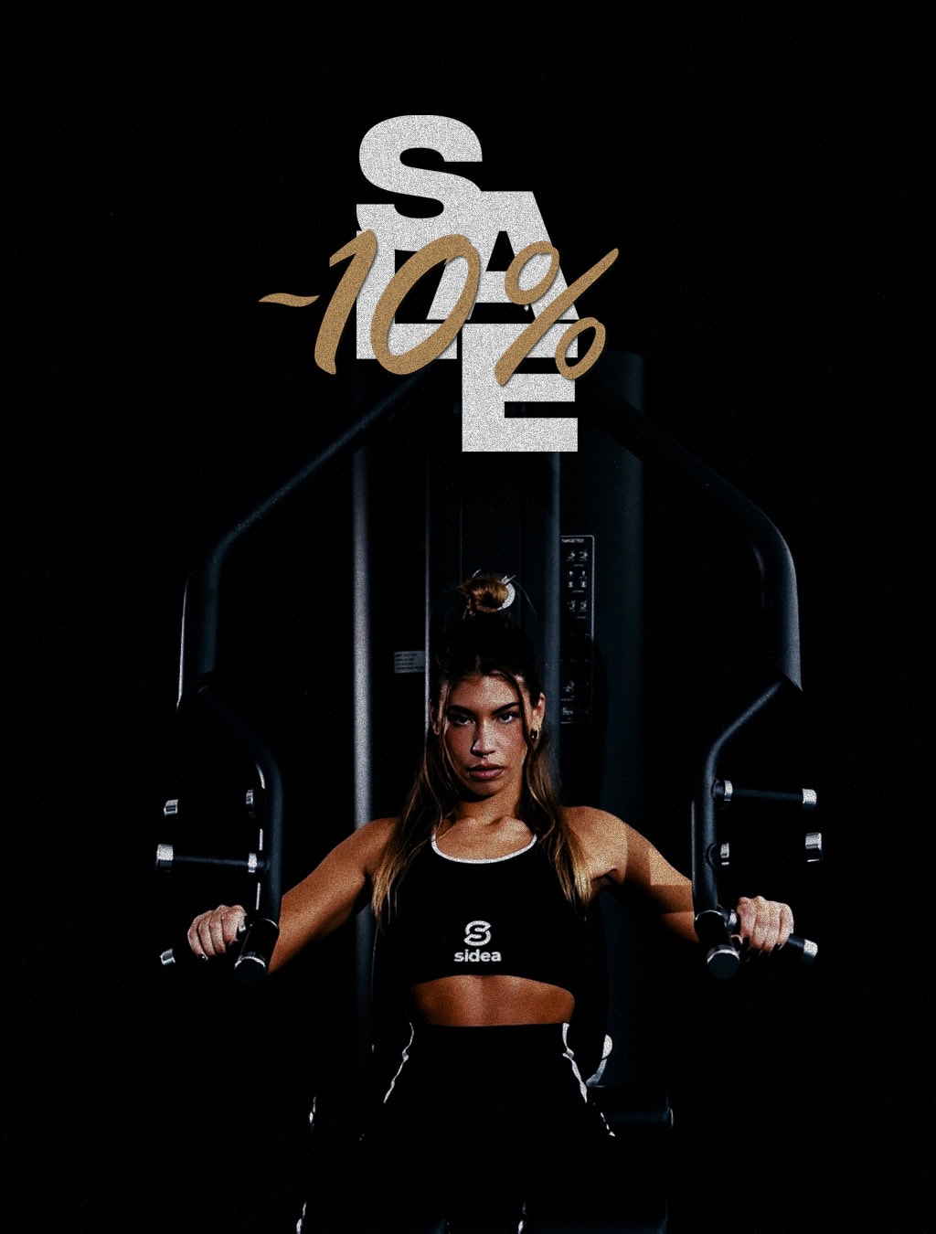Attrezzo fitness professionale Sidea con sconto del 10% in primo piano, donna che si allena in palestra.