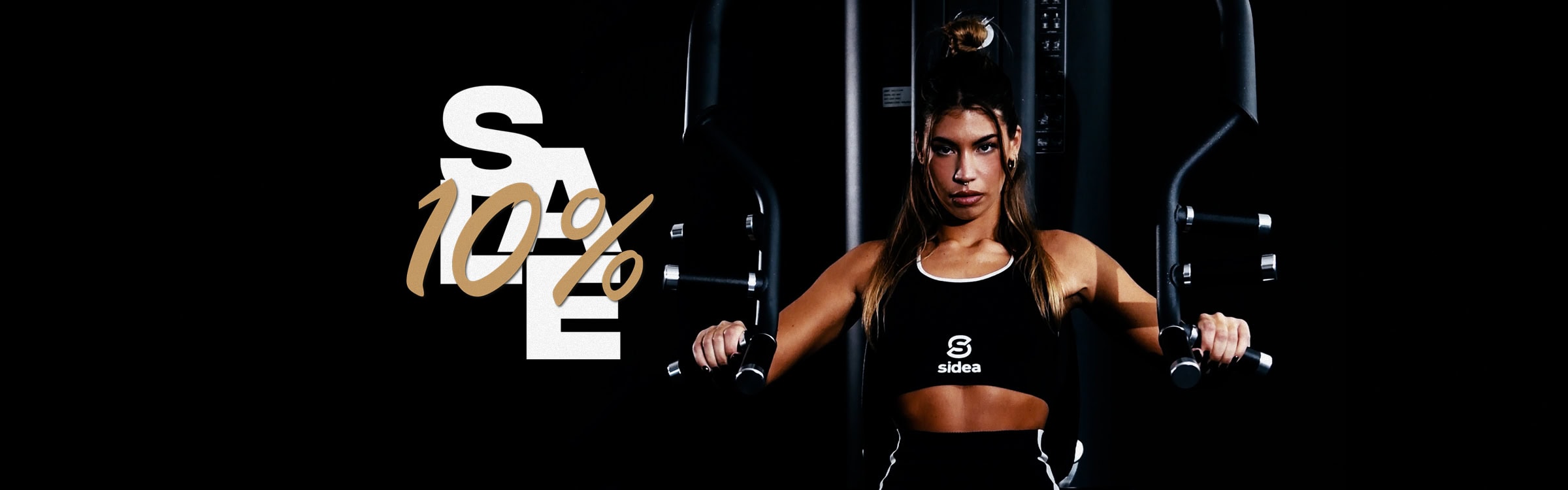 Donna che utilizza attrezzature fitness professionali in palestra, promozione sconto del 10% su ordini superiori a 30 euro.